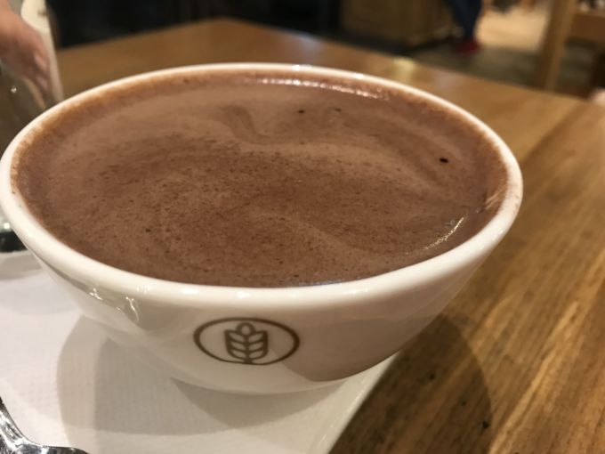 A C'es si Bon! tem no Mall Costanera Center, no Mall Parque Arauco, próximo a saída do Metrô Tobalaba.