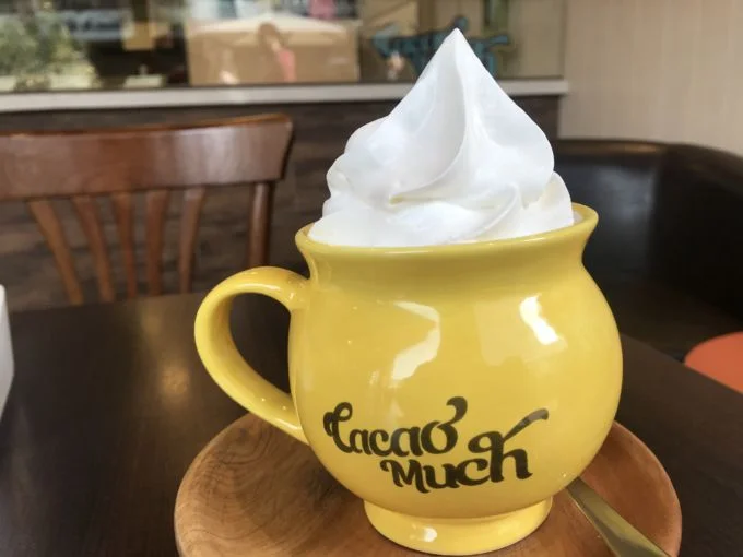 O chocolate café, funciona próximo ao Costanera Center, na Av. Providência 2400. Instagram: @cacaomuch