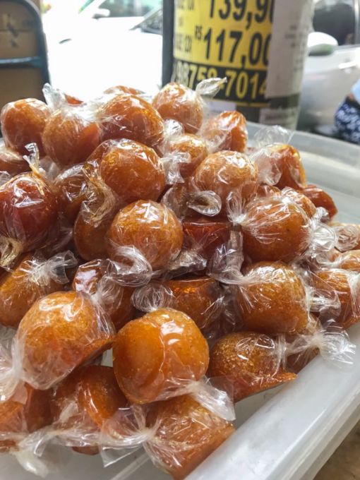 A Bala de Vidro, ou Bala de Coco como também é conhecida, pode ser encontrada sendo vendida por ambulantes no meio da calçada da Av. Sete.