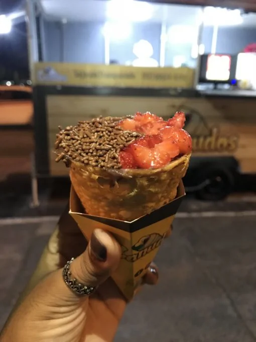 Bem caprichado mesmo no recheio e sem miséria de morango.