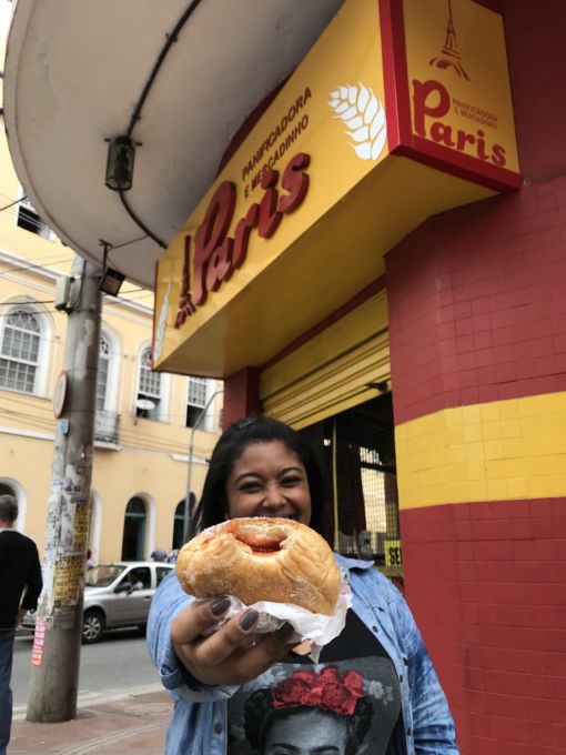 Com a boca cheia e toda lambuzada de açúcar, te ofereço: QUER UM PEDAÇO?