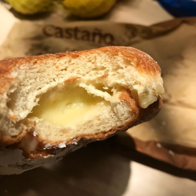 Aqui é muito mais fácil encontrar o de Creme de Confeiteiro, que em espanhol é: Crema de Pasteleiro; já o de Goiabada é mais difícil, logo, a substituição ficou por conta da Framboesa em geleia, ou melhor: Mermelada.