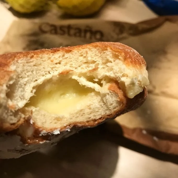 Aqui é muito mais fácil encontrar o de Creme de Confeiteiro, que em espanhol é: Crema de Pasteleiro; já o de Goiabada é mais difícil, logo, a substituição ficou por conta da Framboesa em geleia, ou melhor: Mermelada.