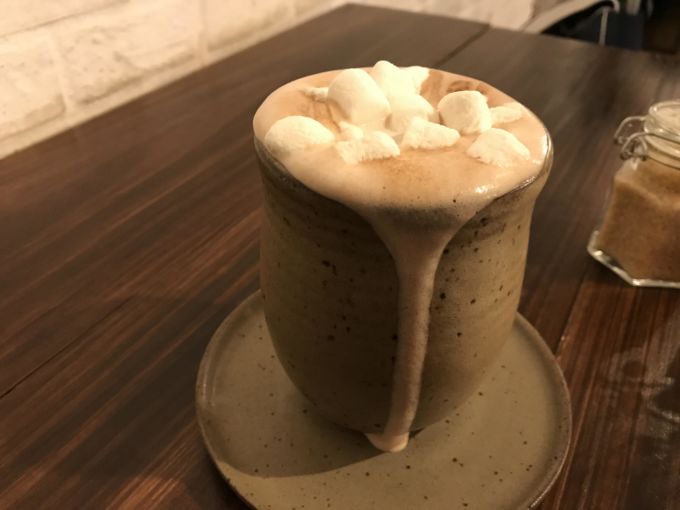 Na Brussels você escolhe o que quer adicionar ao Chocolate Quente, bem aerado, não cremoso, mas delicioso. Endereço: Calle Santa Magdalena #168 Providência, Santiago. Instagram: @brusselschocolates