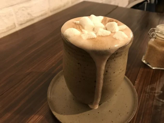Na Brussels você escolhe o que quer adicionar ao Chocolate Quente, bem aerado, não cremoso, mas delicioso. Endereço: Calle Santa Magdalena #168 Providência, Santiago. Instagram: @brusselschocolates