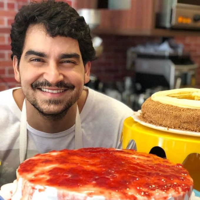 Tomás é um doceiro de mão cheia e de coração enorme. Foto: [_@acucareiros_](https://www.instagram.com/acucareiros/?hl=pt)