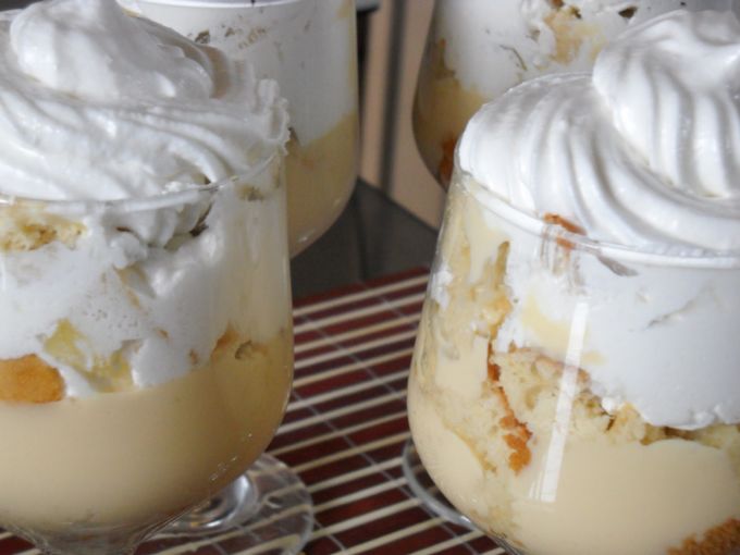 Olha que tacinhas lindas com Pavê de Abacaxi, ótima opção de sobremesa de almo;o em família. imagem: Cantinho da Quel