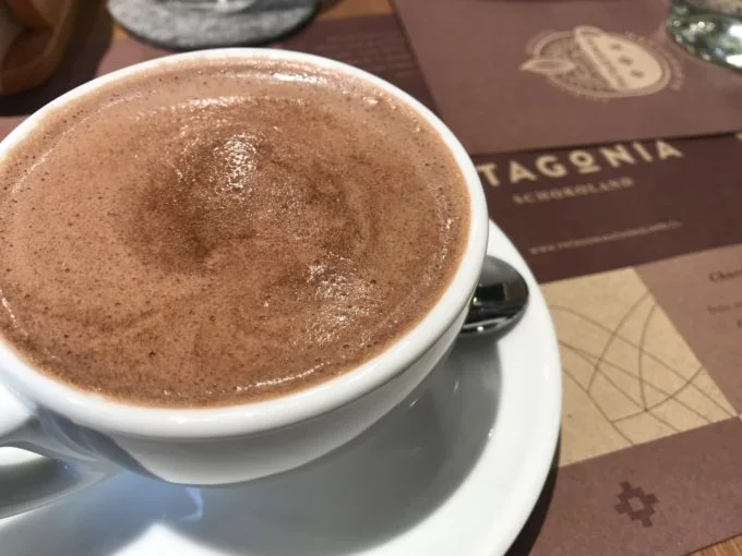 Chocolate Caliente espeso. Localizada na Calle Carmencita 106, Las Condes. Instagram: @patagoniashokoland