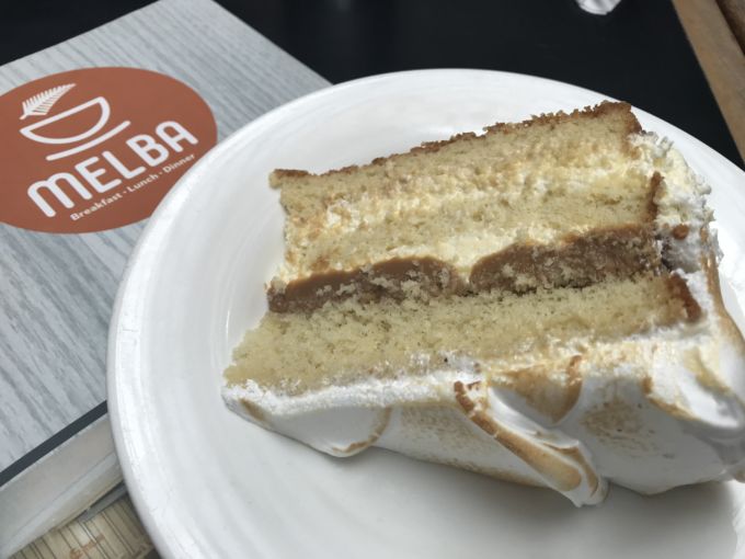 Mais sequinha que as demais, mas não menos gostosa, a Tres Leches da Melba leva uma camada bem generosa de doce de leite.