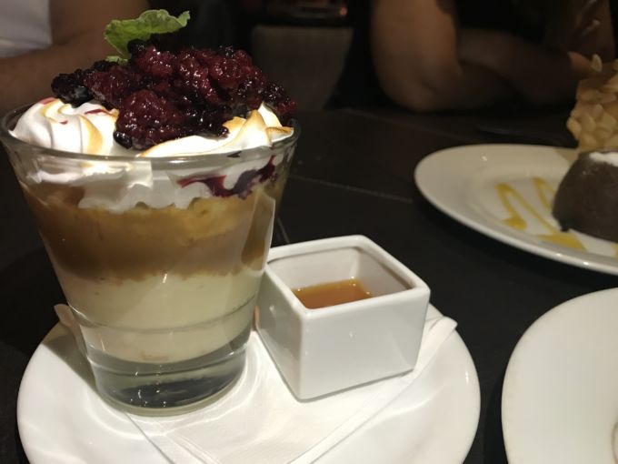 Apesar de se bem frequentado por turistas, mas também pela galera do business, o Mestizo além da boa comida e do bom atendimento, é um lugar encantador: nas margens do Parque Bicentenário em Vitacura, tem uma ambientação rústica moderna, um clima super agradável, e claro: uma Tres Leches de tirar o chapéu.