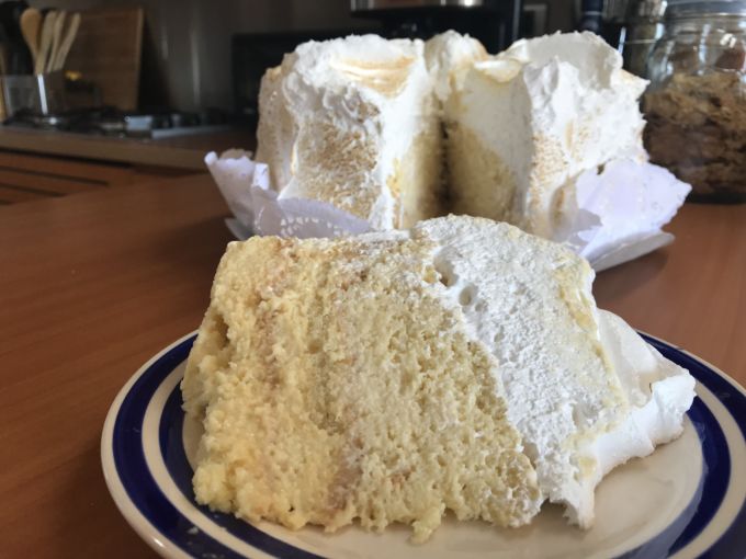 Super delicada e bem feita, se desmancha na boca com doçura super equilibrada, úmida sem ser empapada, leve e deliciosa. Com duas unidades na capital, uma em Providência mais precisamente na Manuel Montt, e outra em Vitacura; a doceria além de tortas e sobremesas, faz biscoitinhos deliciosos.