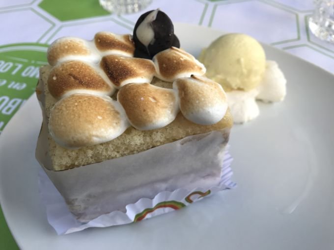 A mais sequinha de todas, maaas não menos saborosa. Esta por sua vez ganha umidade quando saboreamos com a bolinha de sorvete que vem acompanhando. Em porção individual, que recomendo não dividir, pois ficará na vontade de mais. Possui várias unidades espalhadas pela cidade: Las Condes, Providência, Centro...