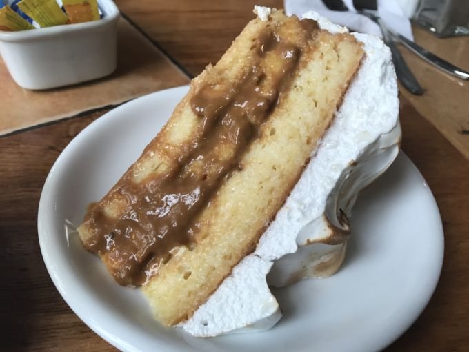 No Centro de Artesanado Los Dominicos, um café rústico e bem a carinha do lugar tem a Tres Leches mais diferente. Seguindo a receita da família que administra o café, essa Torta Tres Leches tem consistência de um Pudim esponjoso e é recheado com Manjar - doce de leite de cozimento rápido e não tão denso. Pode até não estar bonito na foto, mas até hoje me lembro do seu sabor, uma das minhas primeiras tortas tres leches quando cheguei em terras chilenas, uma doce delícia memorável.