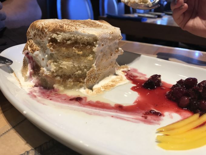 Também localizado em Bellavista, mais precisamente no complexo Patio Bellavista, o Puerto Bellavista tem o melhor sanduba de pescado que comi na cidade. E surpreendeu com essa Tres Leches delicada e muito saborosa.