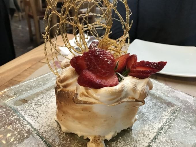 O restaurante localizado no bairro Bellavista na comuna de Providência, é um sucesso entre turistas principalmente os brasileiros. E de fato a comida é muito boa, e sua decoração remete ao romance das telonas de 1992, deixando a experiência ainda mais especial.