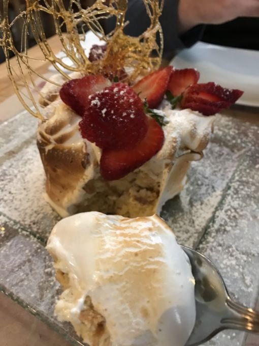 Não só a temática do restaurante, mas a apresentação da Torta Tres Leches que além de linda é deliciosa e serve muito bem 02 à 03 pessoas.