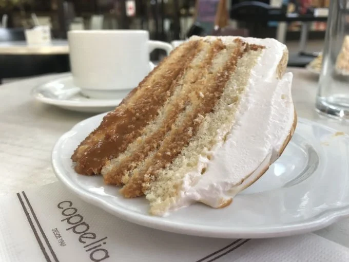 Outra doceria que faz parte da história dos chilenos, desde 1949 a Coppelia tem um menu de tortas invejável e uma Tres Leches ideal para aquele cafezinho no final do dia. São 12 unidades espalhadas pela cidade, em Providência são duas: uma no Mall Vivo Panoramico 2155.