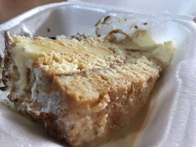 Em uma de suas camadas usa pudim e molha com caldinha de leite condensado fazendo o bolo ficar embebido, sem perder estrutura. Uma coisa absurda de deliciosa, e geladinha então uh la lá.